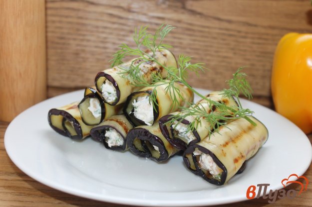 фото рецепта: Рулеты из баклажана с красной рыбой и орехами