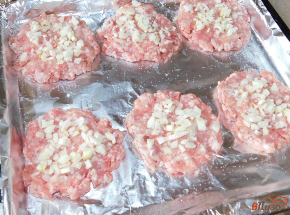 Фото приготовление рецепта: Мясные лепешки запеченные под сыром шаг №2