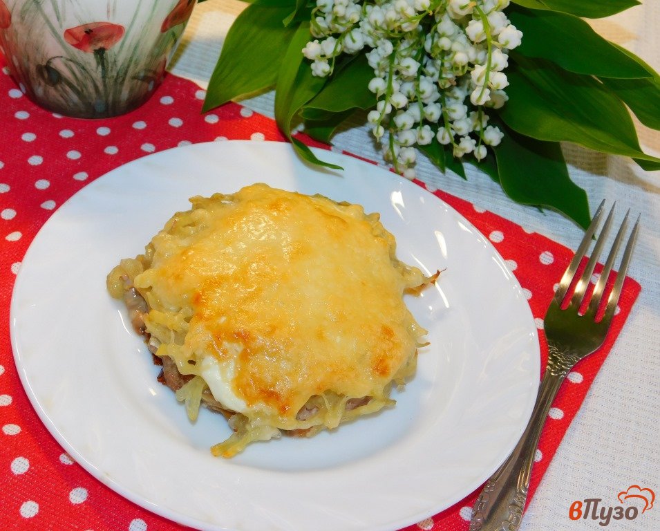 Фото приготовление рецепта: Мясные лепешки запеченные под сыром шаг №5