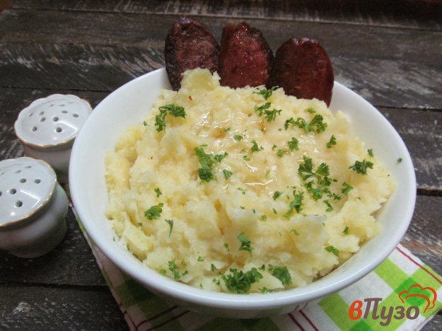 фото рецепта: Картофельное пюре с чипсами из колбасы