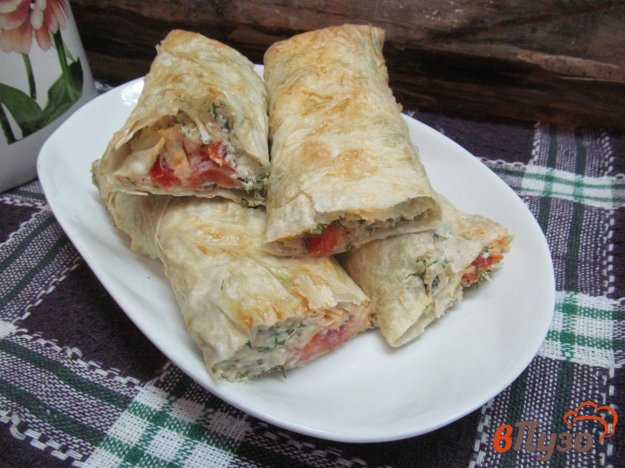 фото рецепта: Рулет из лаваша с начинкой из куриного паштета
