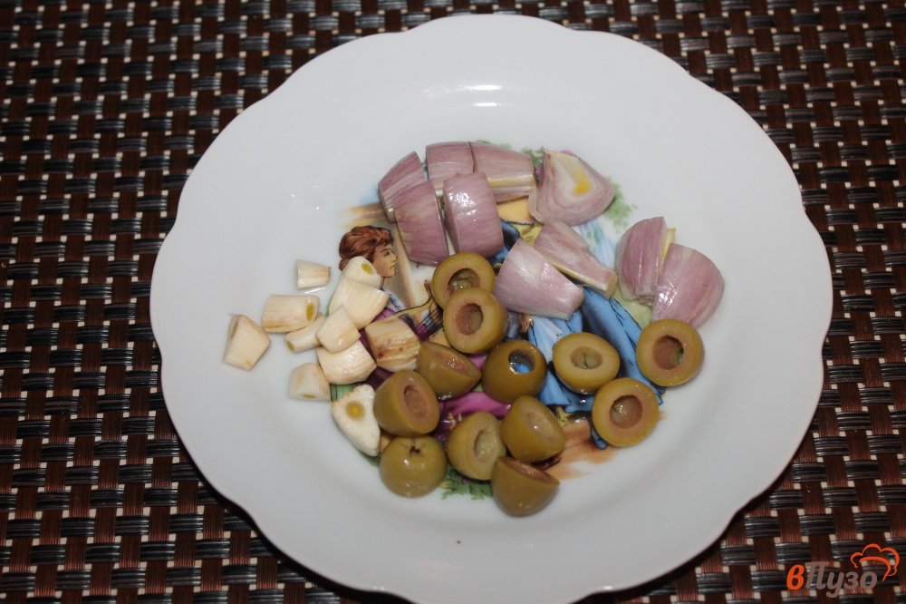 Фото приготовление рецепта: Мясные шашлычки на шпажках с оливками шаг №4