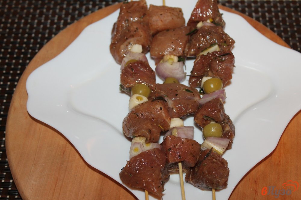 Фото приготовление рецепта: Мясные шашлычки на шпажках с оливками шаг №5