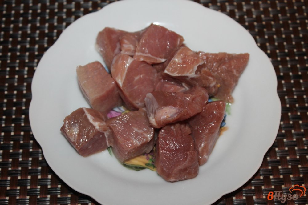 Фото приготовление рецепта: Мясные шашлычки на шпажках с оливками шаг №1