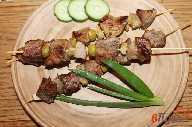 фото рецепта: Мясные шашлычки на шпажках с оливками