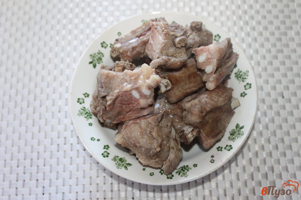 Фото приготовление рецепта: Борщ с ребрами, кабачком и молодой капустой шаг №1