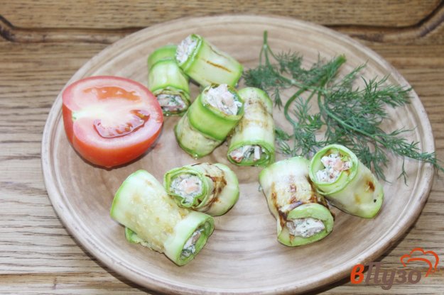 фото рецепта: Рулетики из кабачка с рыбой и помидорами