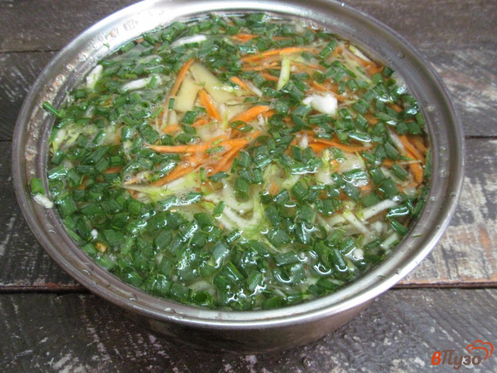 Фото приготовление рецепта: Суп с кабачком манной крупой и копченым сыром шаг №4