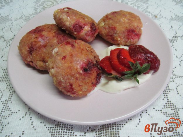 фото рецепта: Сырники с клубникой и овсяными хлопьями