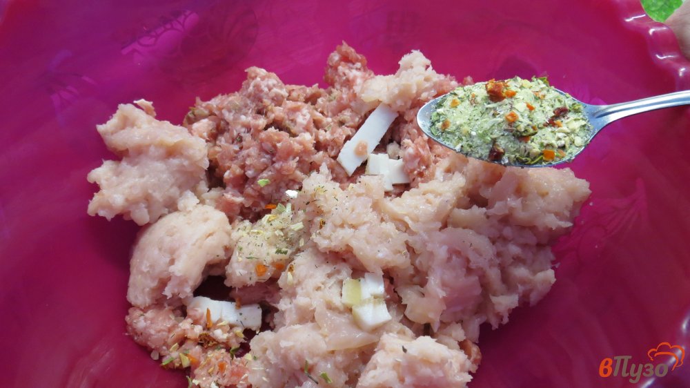 Фото приготовление рецепта: Колбаски из двух видов мяса шаг №2