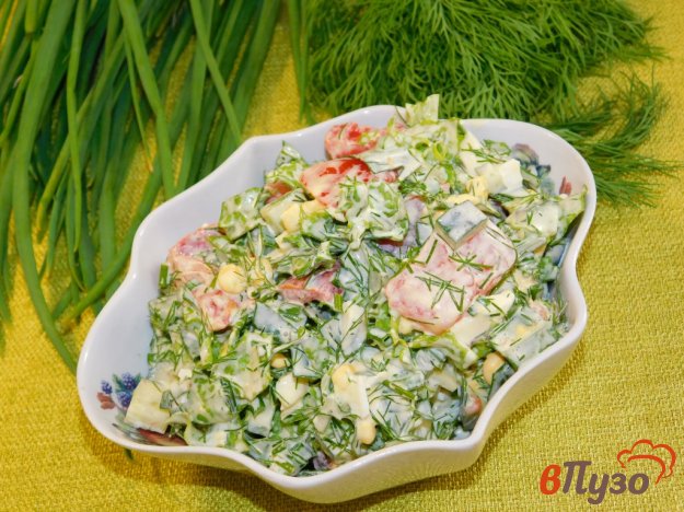 фото рецепта: Салат с помидорами, кукурузой и зеленью