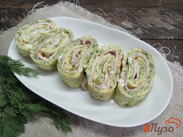 фото рецепта: Рулет из кабачка с сыром и бужениной