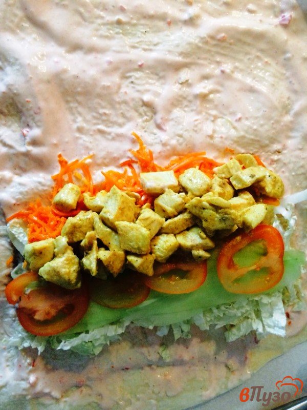 Шаверма или шаурма с курицей карри и овощами Шаверма или шаурма с курицей карри и овощами