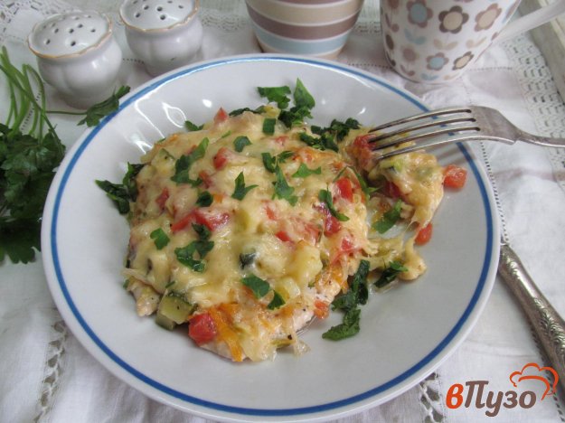 фото рецепта: Куриное филе под овощами и сыром