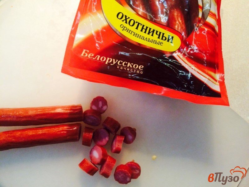 Фото приготовление рецепта: Спагетти с мясным соусом из куриного филе и охотничьих колбасок шаг №2