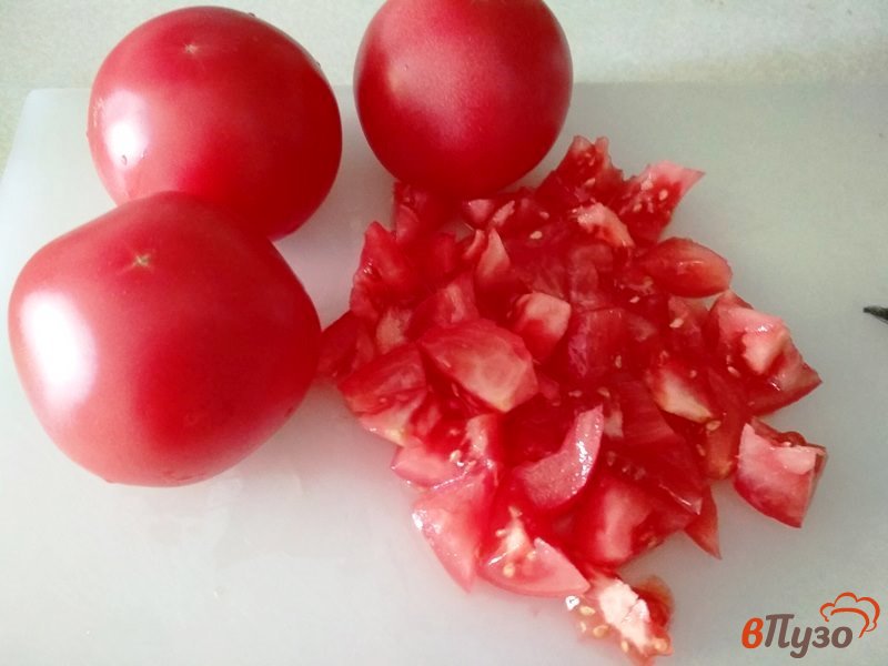 Фото приготовление рецепта: Спагетти с мясным соусом из куриного филе и охотничьих колбасок шаг №3