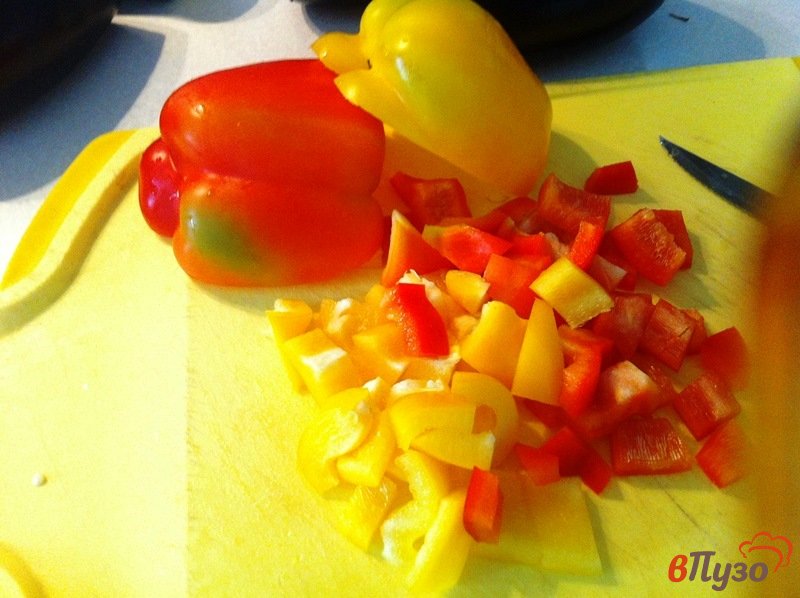 Фото приготовление рецепта: Спагетти с мясным соусом из куриного филе и охотничьих колбасок шаг №4