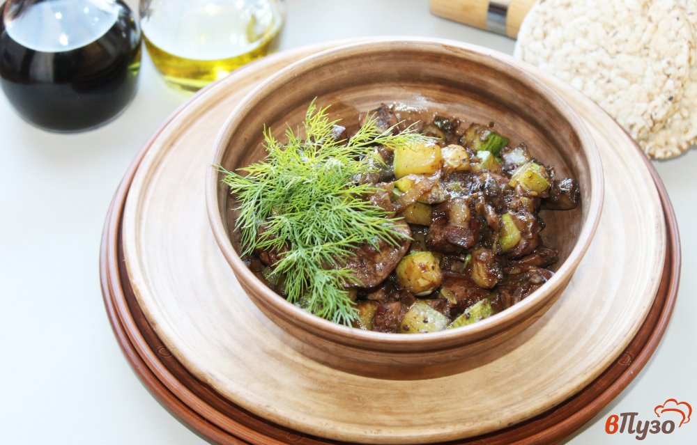Фото приготовление рецепта: Куриная печень с кабачками и грибами тушеная с соусом Терияки шаг №7
