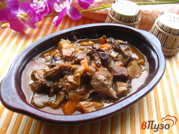 фото рецепта: Говядина с черносливом и грибами