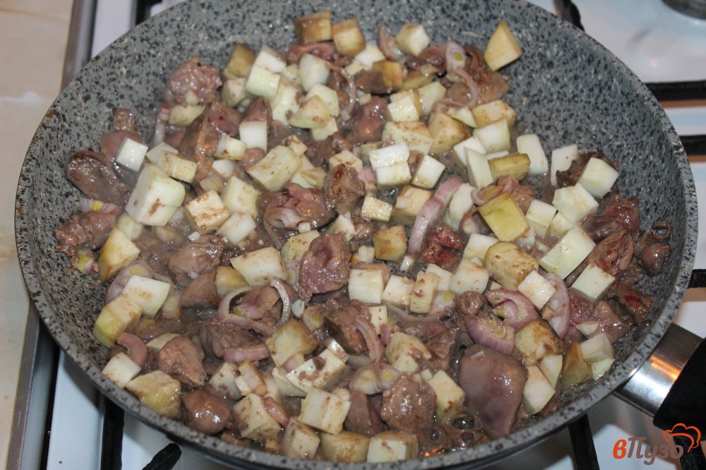 Фото приготовление рецепта: Куриная печень жареная с патиссонами и баклажанами шаг №4