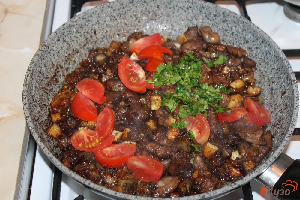 Фото приготовление рецепта: Куриная печень жареная с патиссонами и баклажанами шаг №5