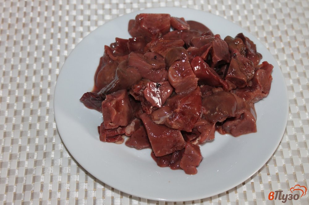 Фото приготовление рецепта: Куриная печень жареная с патиссонами и баклажанами шаг №2