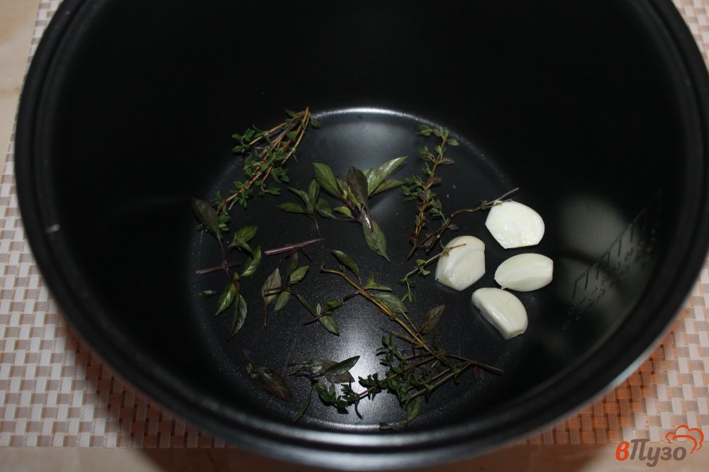 Фото приготовление рецепта: Куриное мясо жареное в мультиварке с чесноком шаг №2