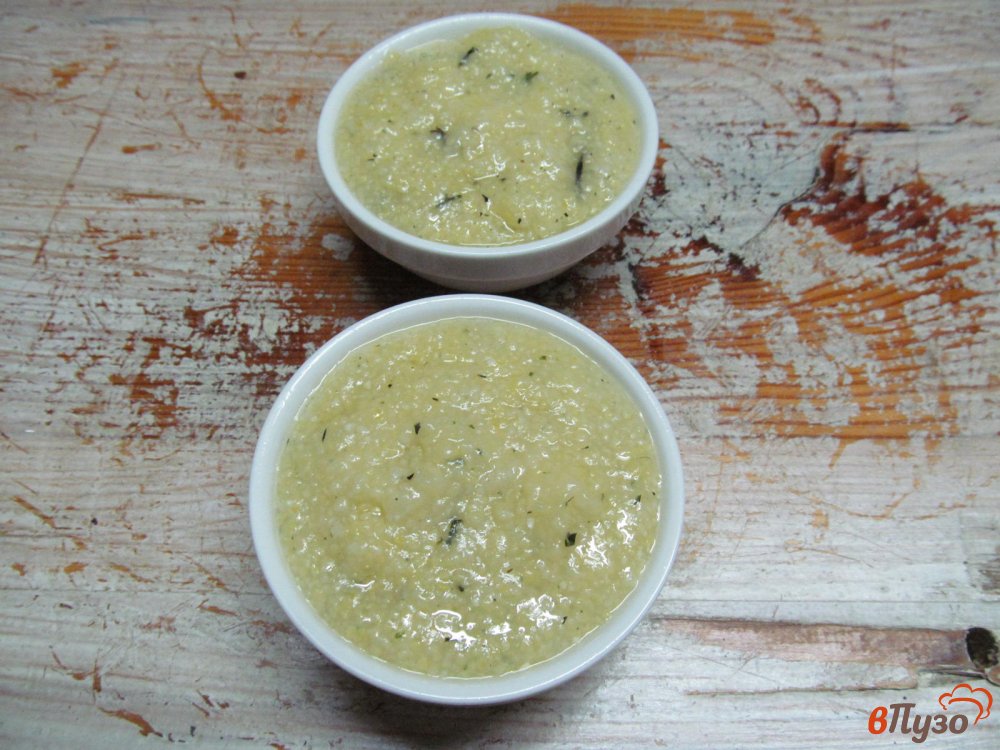 Фото приготовление рецепта: Кукурузная каша с кабачком беконом и грибами шаг №3
