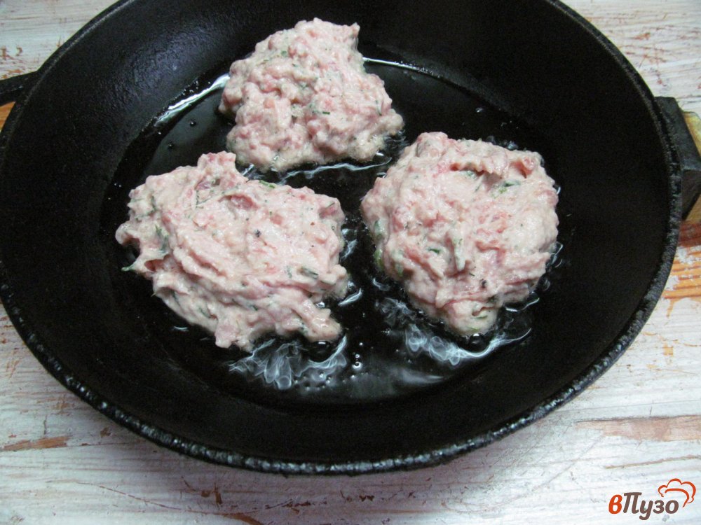 Фото приготовление рецепта: Котлеты из мясного фарша с тестом шаг №4