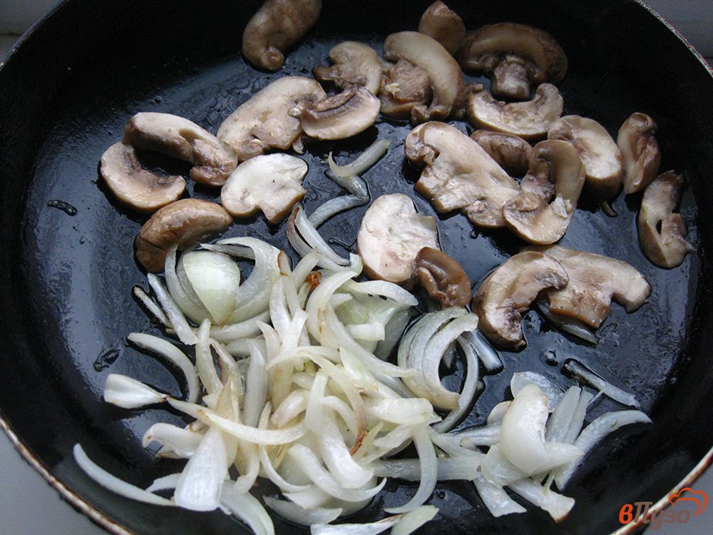 Фото приготовление рецепта: Пицца тонкая с грибами и курицей под сыром шаг №5
