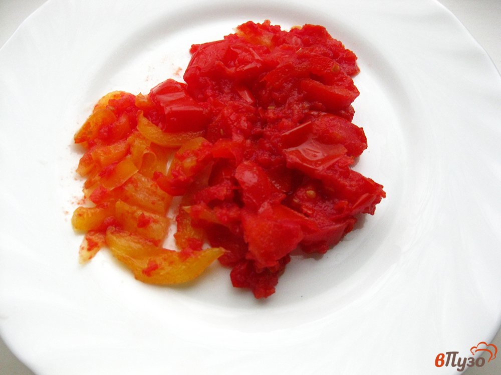 Фото приготовление рецепта: Пицца тонкая с грибами и курицей под сыром шаг №3