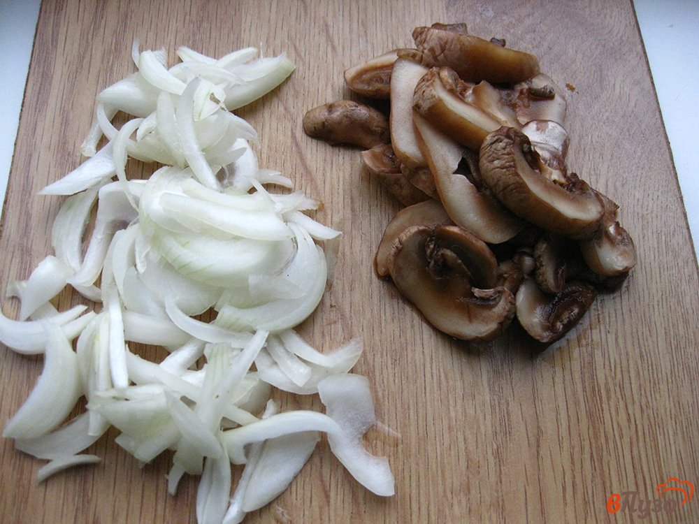 Фото приготовление рецепта: Пицца тонкая с грибами и курицей под сыром шаг №2