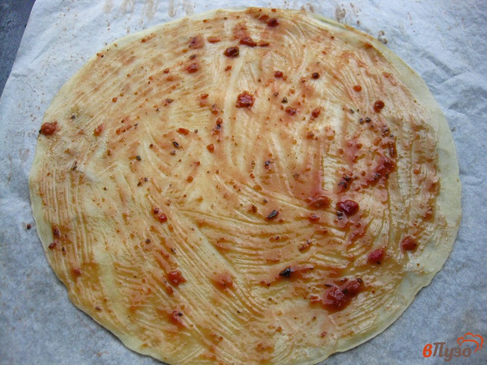 Фото приготовление рецепта: Пицца тонкая с грибами и курицей под сыром шаг №7
