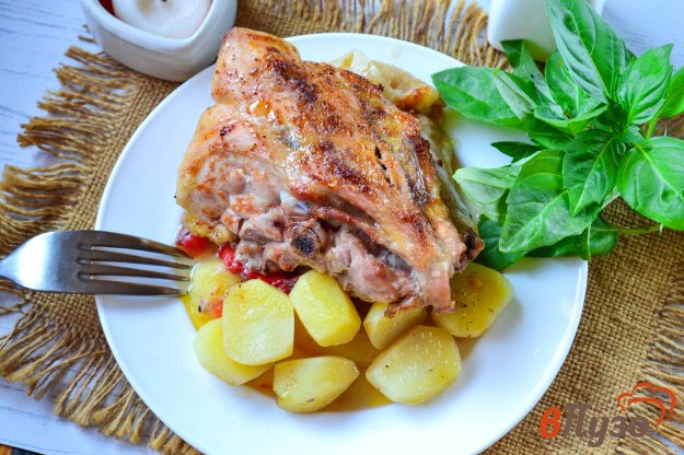 фото рецепта: Куриные спинки с картофелем и помидорами в духовке