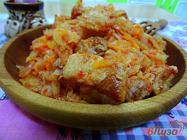 фото рецепта: Капуста тушёная со свининой и помидорами