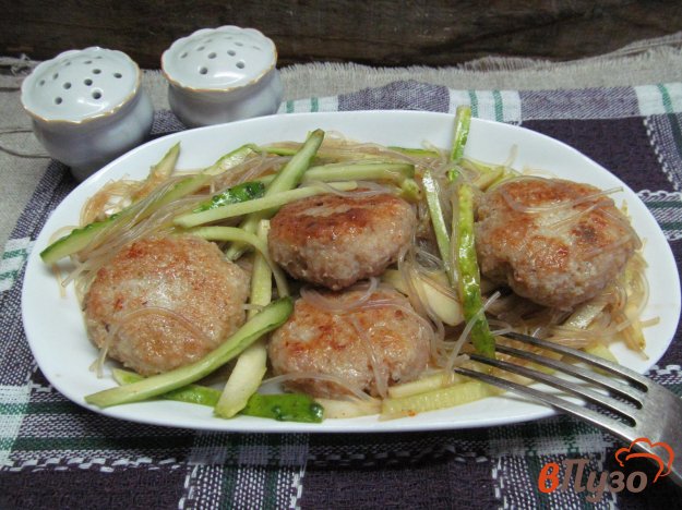 фото рецепта: Куриные котлеты с фунчозой и огурцом