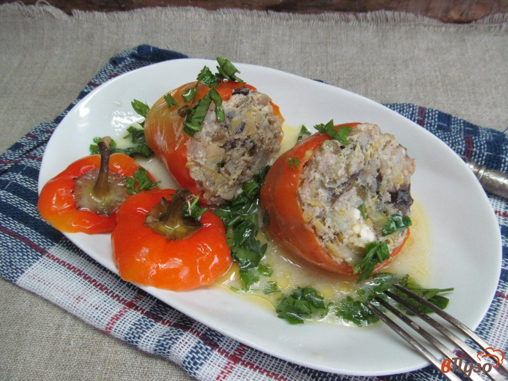 Фото приготовление рецепта: Фаршированные перцы куриным паштетом перловкой и мясным фаршем шаг №9