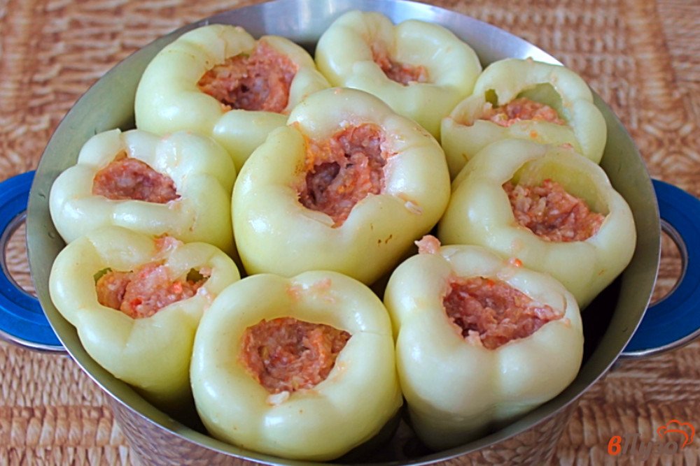 Фото приготовление рецепта: Перец фаршированный мясным фаршем и бурым рисом шаг №5