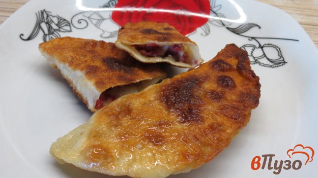 фото рецепта: Мини чебуреки с колбасой и сыром