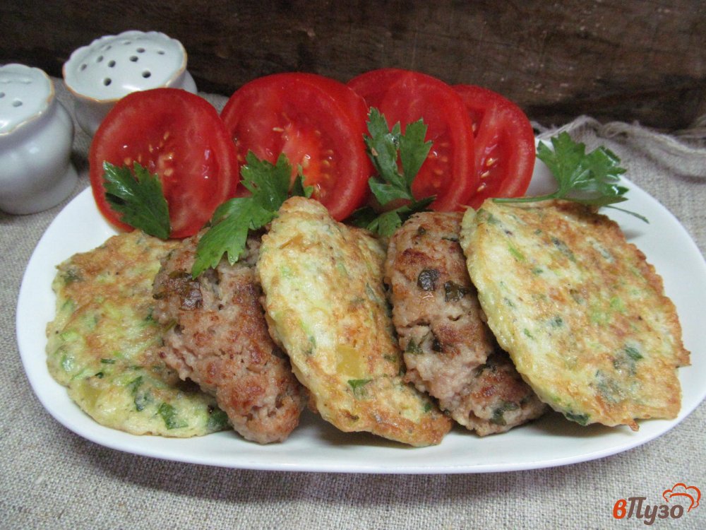 Фото приготовление рецепта: Мясные котлеты с овощными оладьями шаг №9