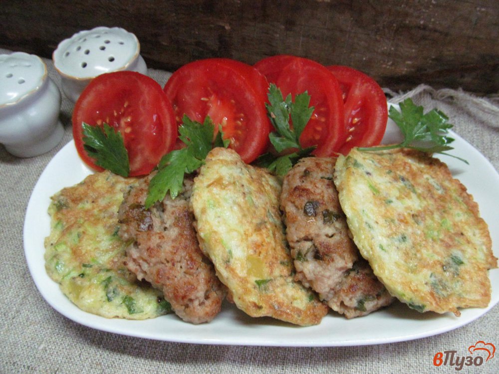 Фото приготовление рецепта: Мясные котлеты с овощными оладьями шаг №8