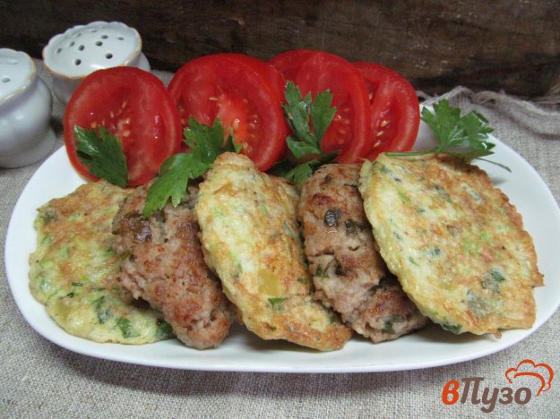 фото рецепта: Мясные котлеты с овощными оладьями