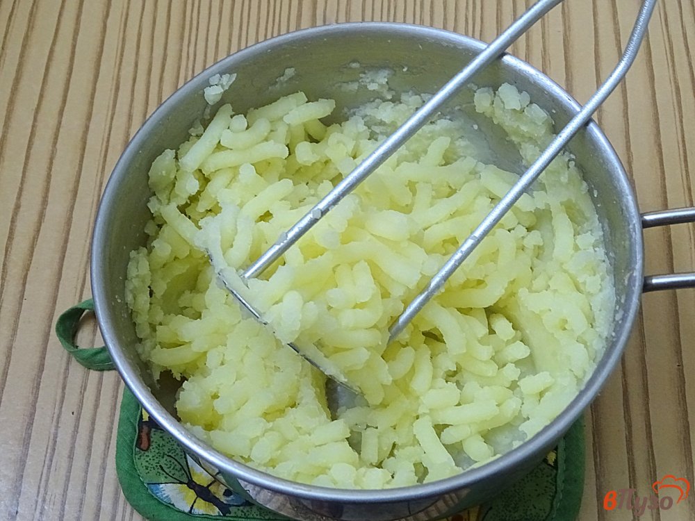 Фото приготовление рецепта: Пирожки с куриными желудками и картофелем шаг №3