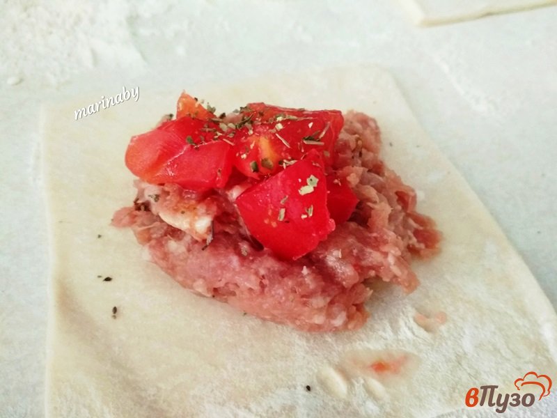 Фото приготовление рецепта: Слоеные конвертики с мясом шаг №5