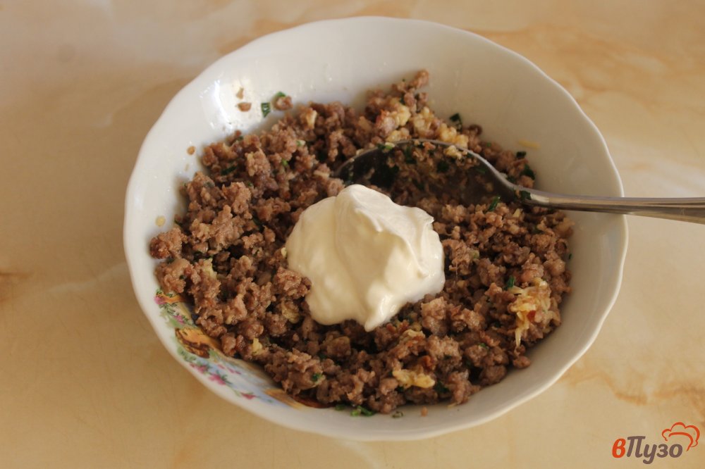 Фото приготовление рецепта: Блины с мясом, сыром и зеленью шаг №8