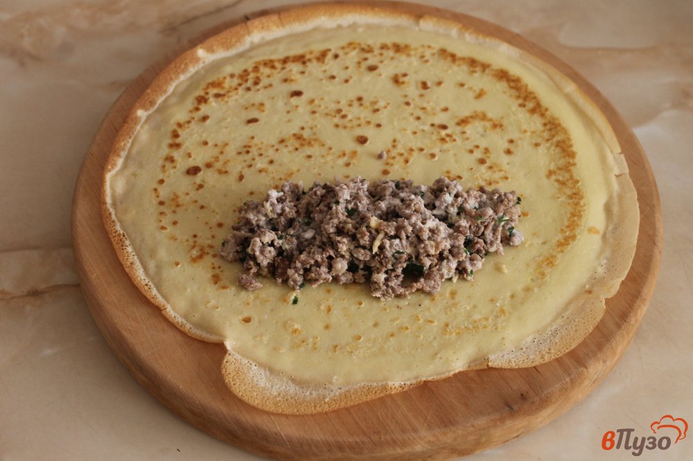 Фото приготовление рецепта: Блины с мясом, сыром и зеленью шаг №9