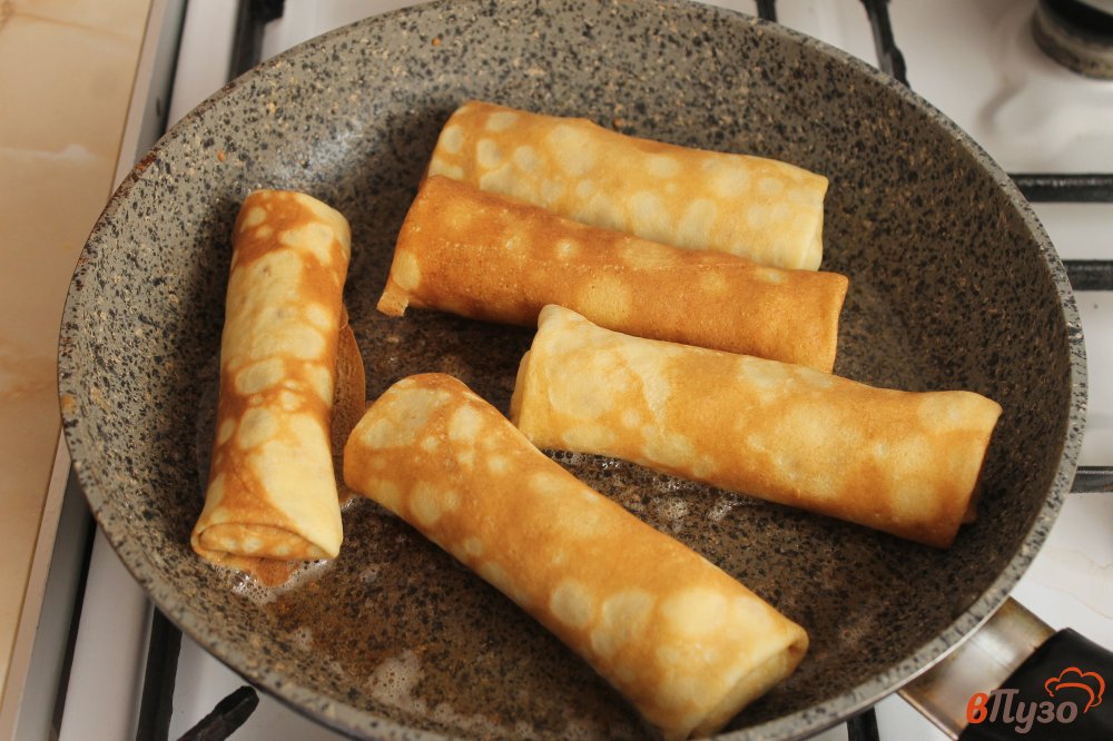 Фото приготовление рецепта: Блины с мясом, сыром и зеленью шаг №10
