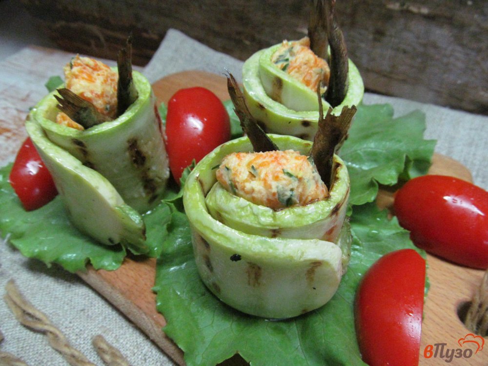Фото приготовление рецепта: Рулеты из кабачка с морковной начинкой и шпротами шаг №7
