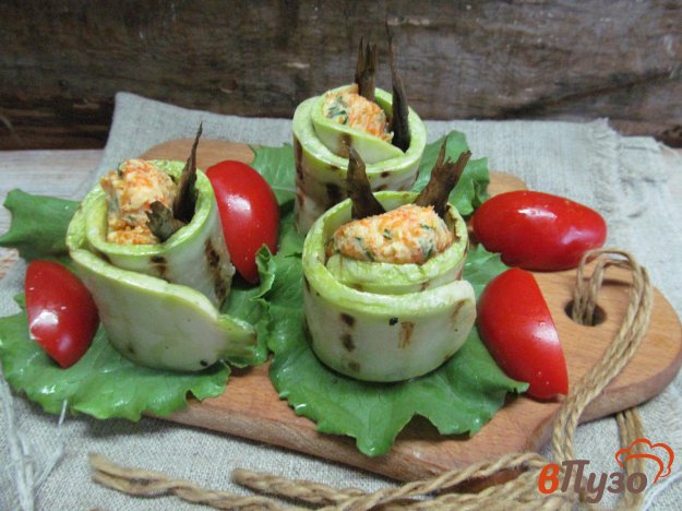 фото рецепта: Рулеты из кабачка с морковной начинкой и шпротами