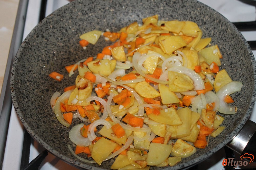 Фото приготовление рецепта: Жареный картофель с мясом и помидорами шаг №4